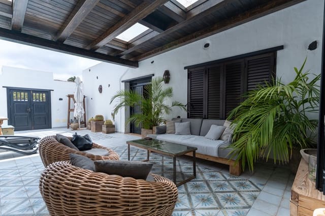 4 bedroom Finca/Country House for sale in Haría with garage - € 1,150,000 (Ref: 10124984)