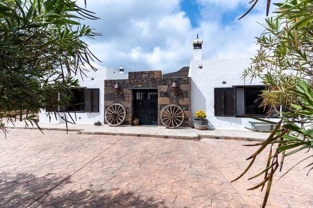 4 bedroom Finca/Country House for sale in Haría with garage - € 1,150,000 (Ref: 10124984)