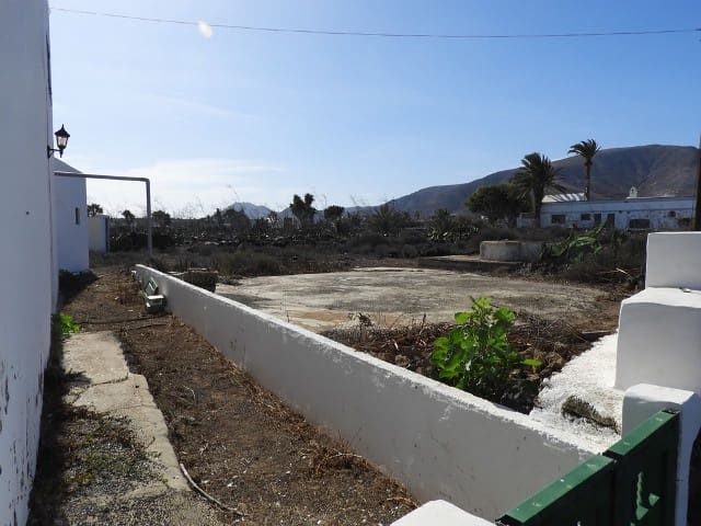 Grunde uden byggetilladelser til salg i Mala - € 300.000 (Ref: 7385812)