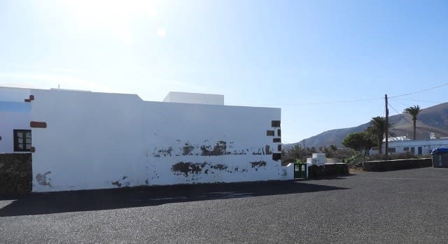 Grunde uden byggetilladelser til salg i Mala - € 300.000 (Ref: 7385812)