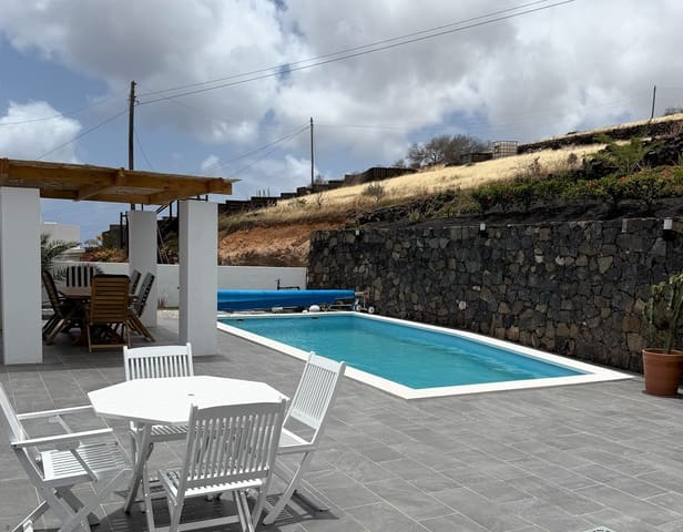 3 slaapkamer Villa te koop in Tabayesco, Haría met zwembad garage - € 650.000 (Ref: 9050373)
