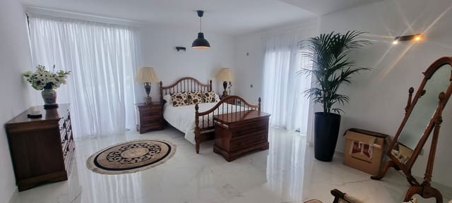 3 slaapkamer Villa te koop in Tabayesco, Haría met zwembad garage - € 650.000 (Ref: 9050373)