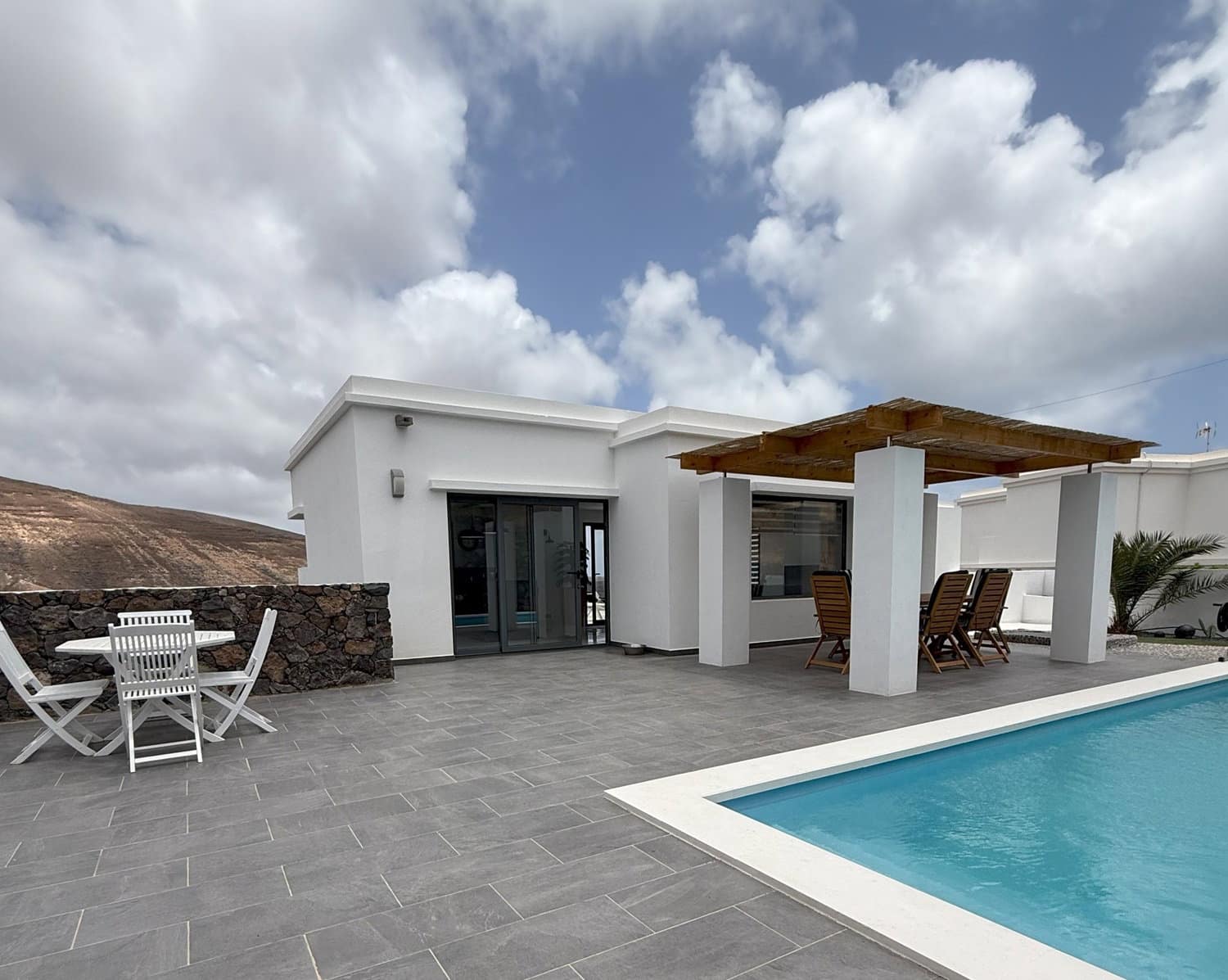Chalet de 3 habitaciones en Tabayesco en venta con piscina garaje - 650.000 € (Ref: 9050373)