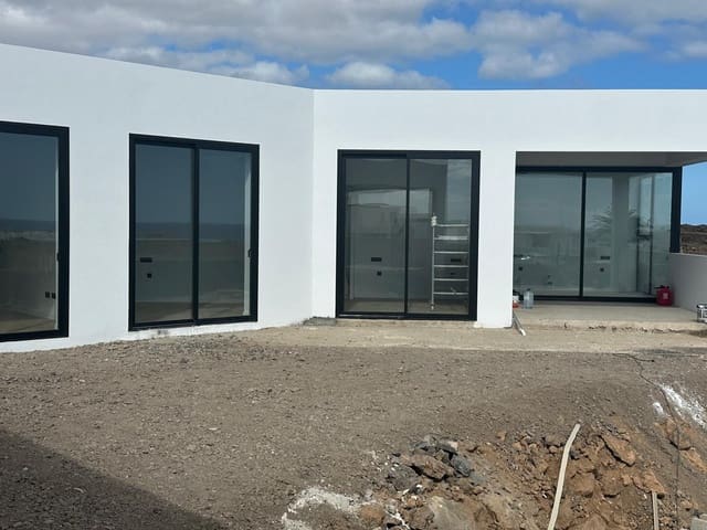 4 soveværelse Villa til salg i Costa Teguise, Teguise med garage - € 875.000 (Ref: 9345476)