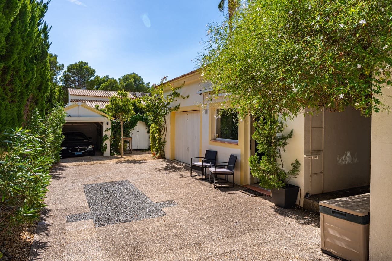 4 bedroom Villa for sale in Altea with pool - € 800,000 (Ref: 9345784)