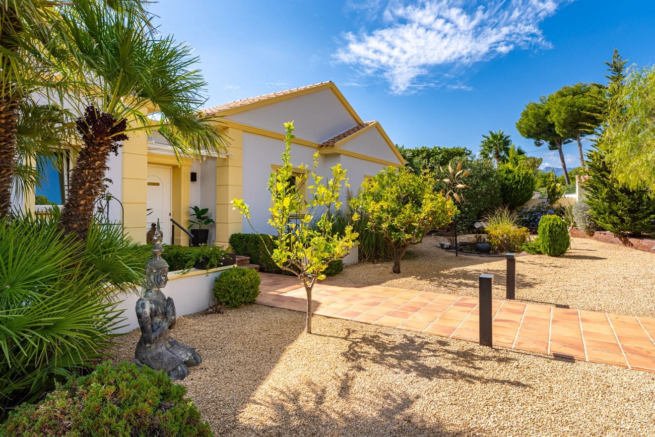4 bedroom Villa for sale in Altea with pool - € 800,000 (Ref: 9345784)