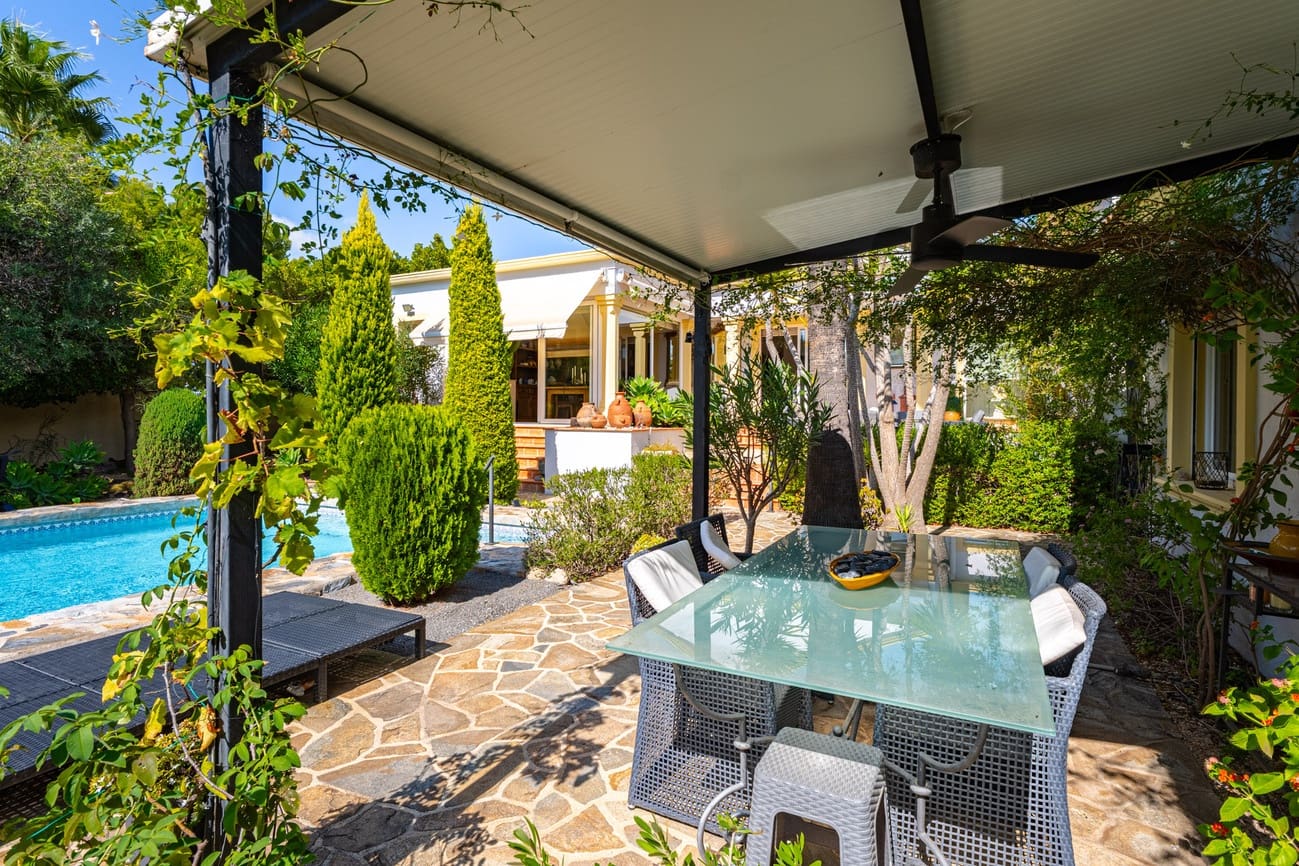 4 bedroom Villa for sale in Altea with pool - € 800,000 (Ref: 9345784)