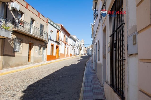 6 bedroom Townhouse for sale in Villar del Rey with garage - € 130,000 (Ref: 9303533)