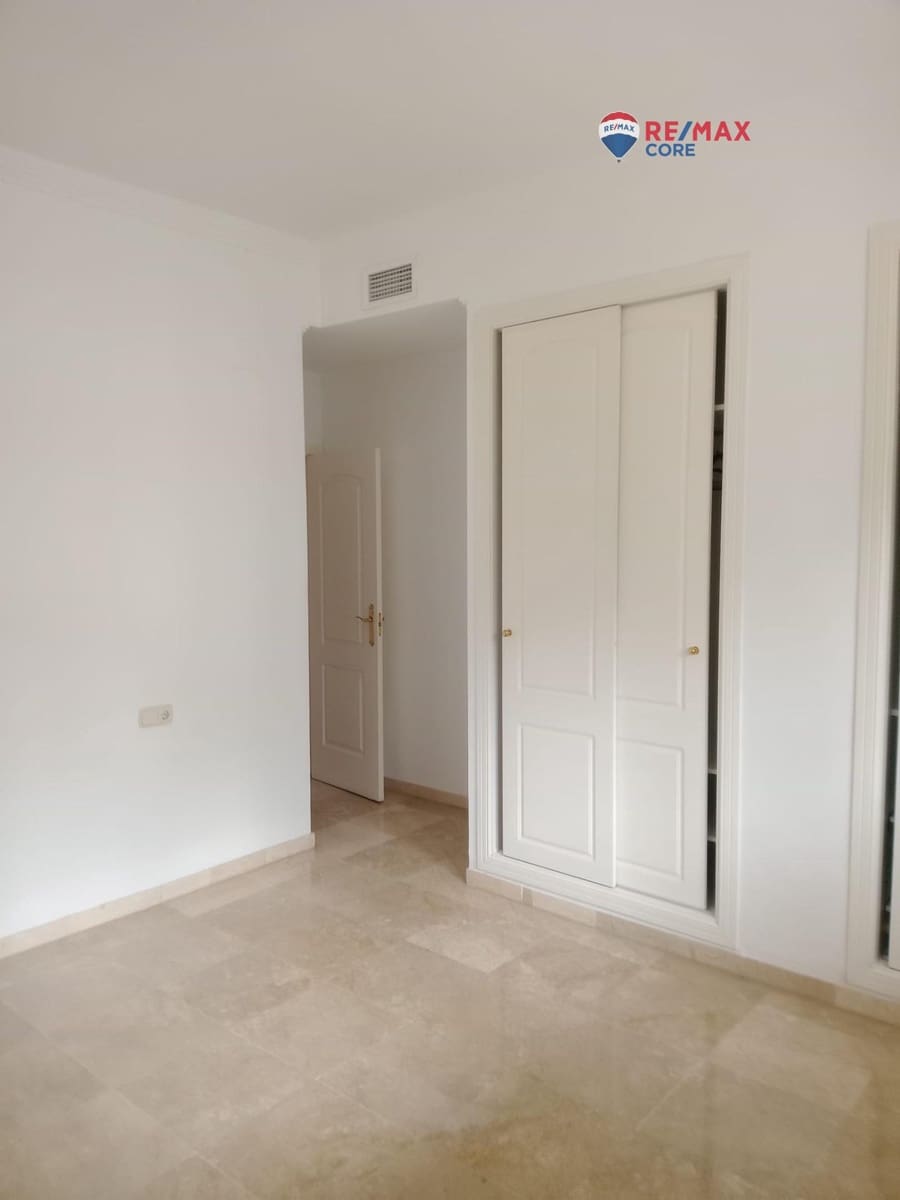 2 bedroom Flat for sale in Nueva Andalucia with pool garage - € 435,000 (Ref: 9362639)