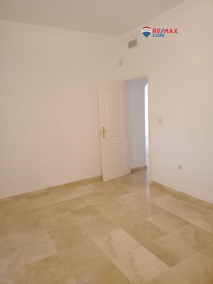 2 bedroom Flat for sale in Nueva Andalucia with pool garage - € 435,000 (Ref: 9362639)