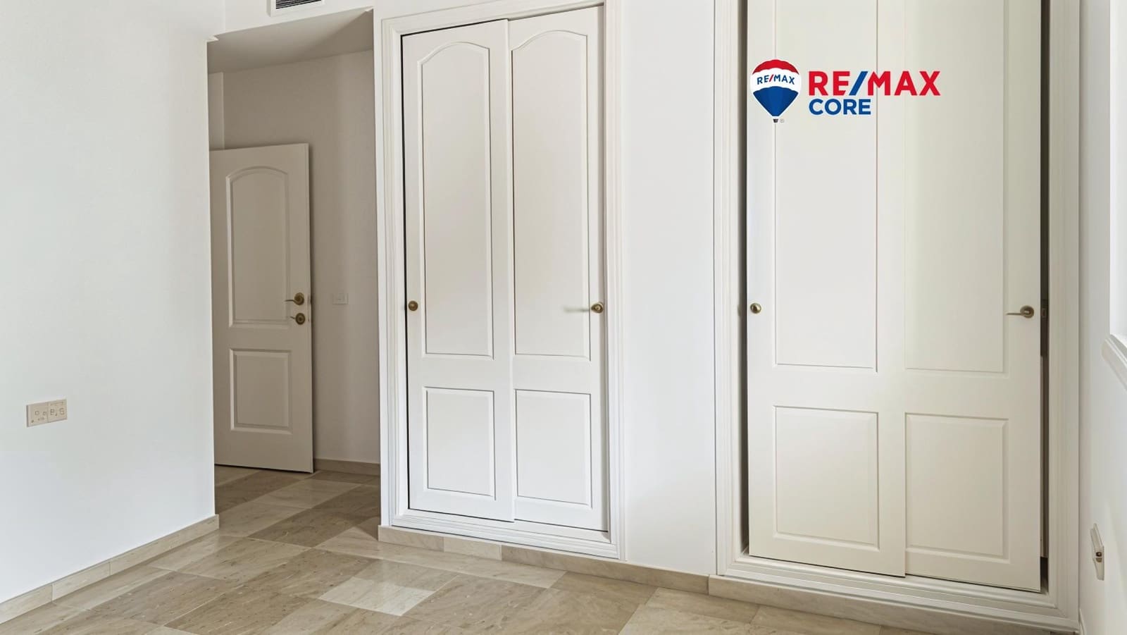 2 bedroom Flat for sale in Nueva Andalucia with pool garage - € 435,000 (Ref: 9362639)