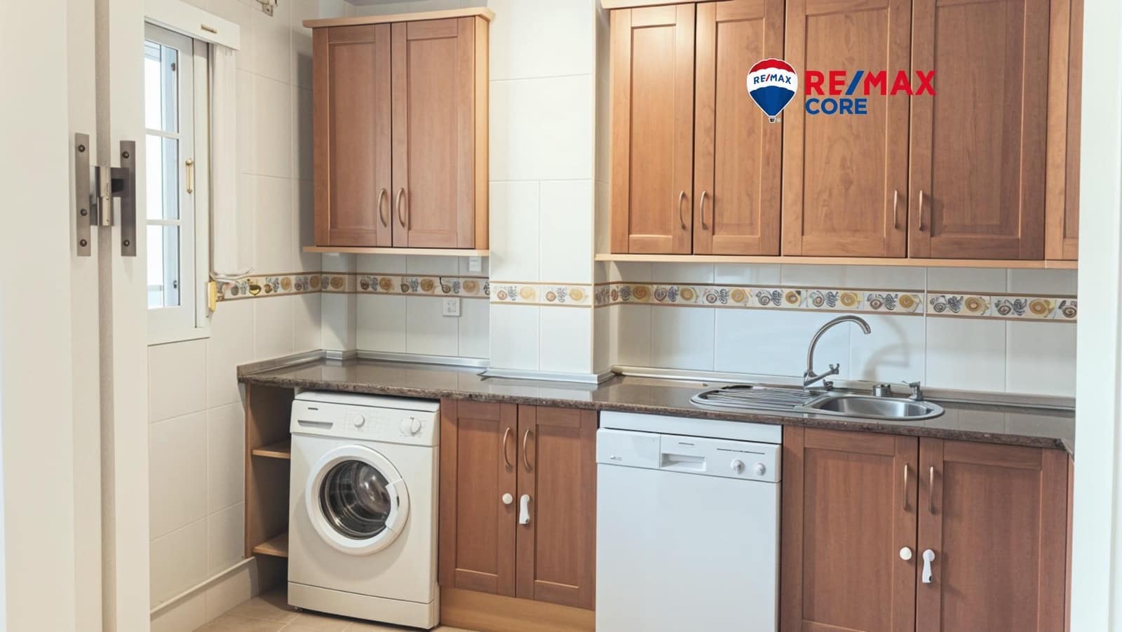 2 bedroom Flat for sale in Nueva Andalucia with pool garage - € 435,000 (Ref: 9362639)