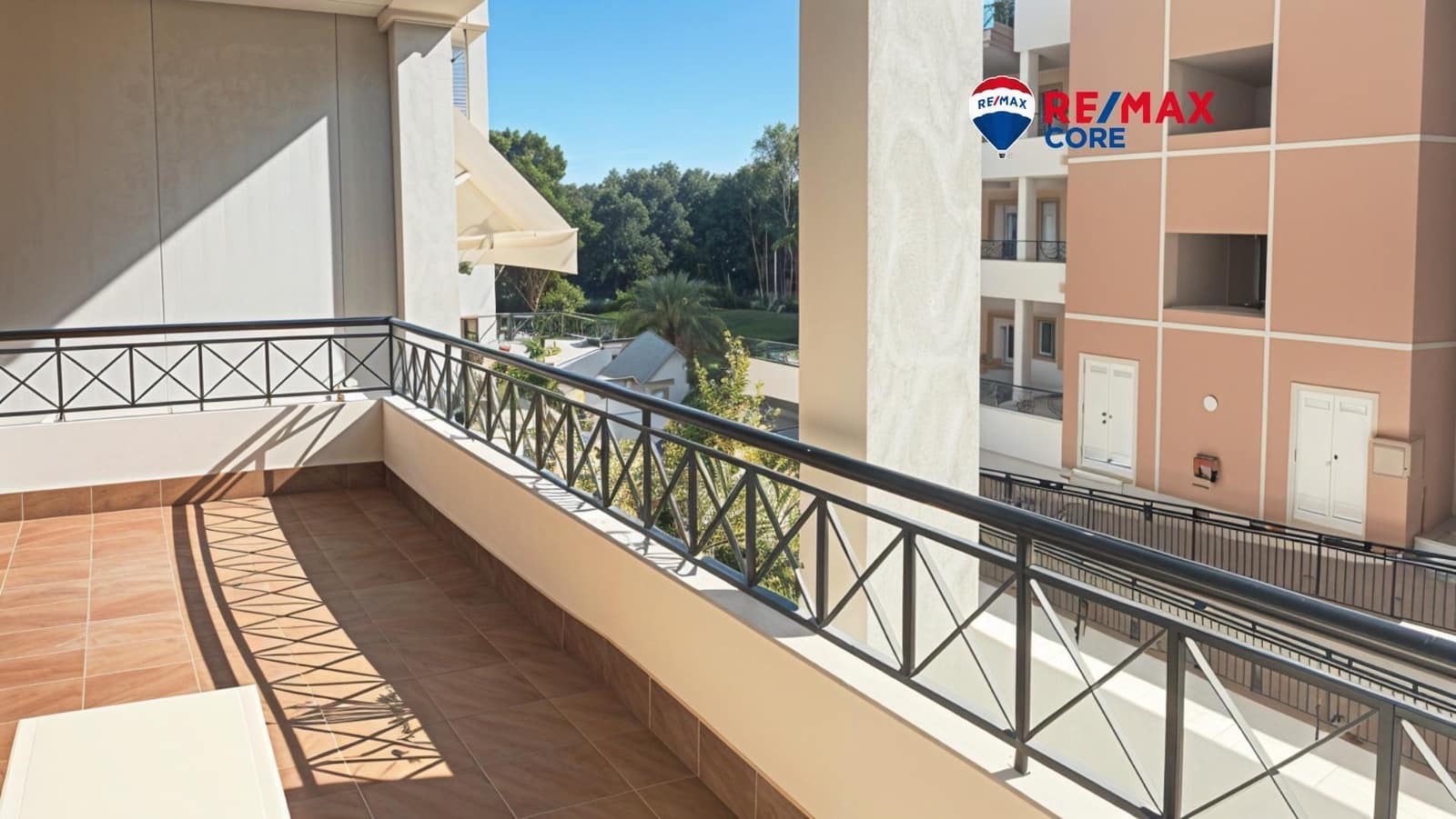 2 bedroom Flat for sale in Nueva Andalucia with pool garage - € 435,000 (Ref: 9362639)