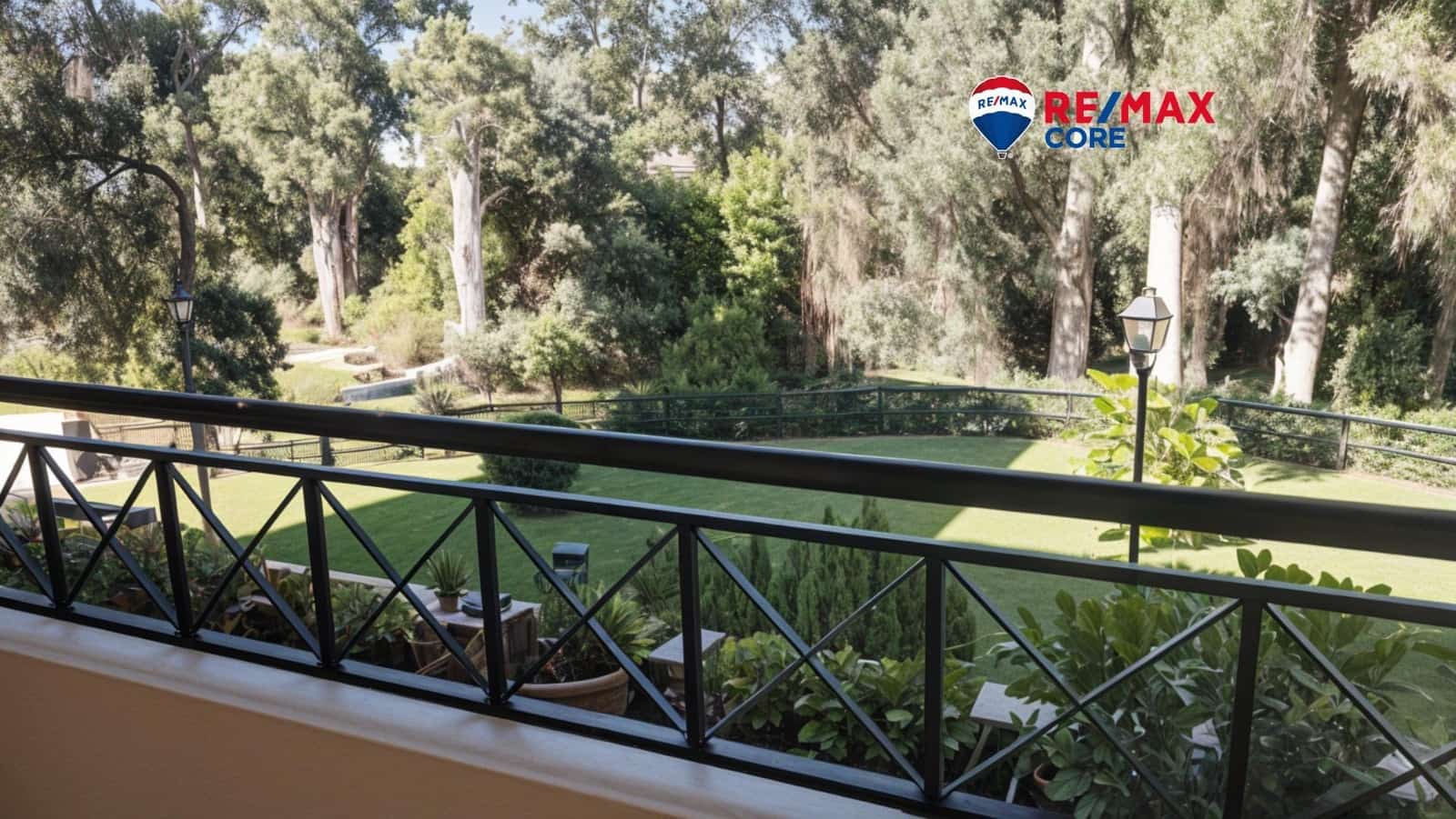 2 bedroom Flat for sale in Nueva Andalucia with pool garage - € 435,000 (Ref: 9362639)