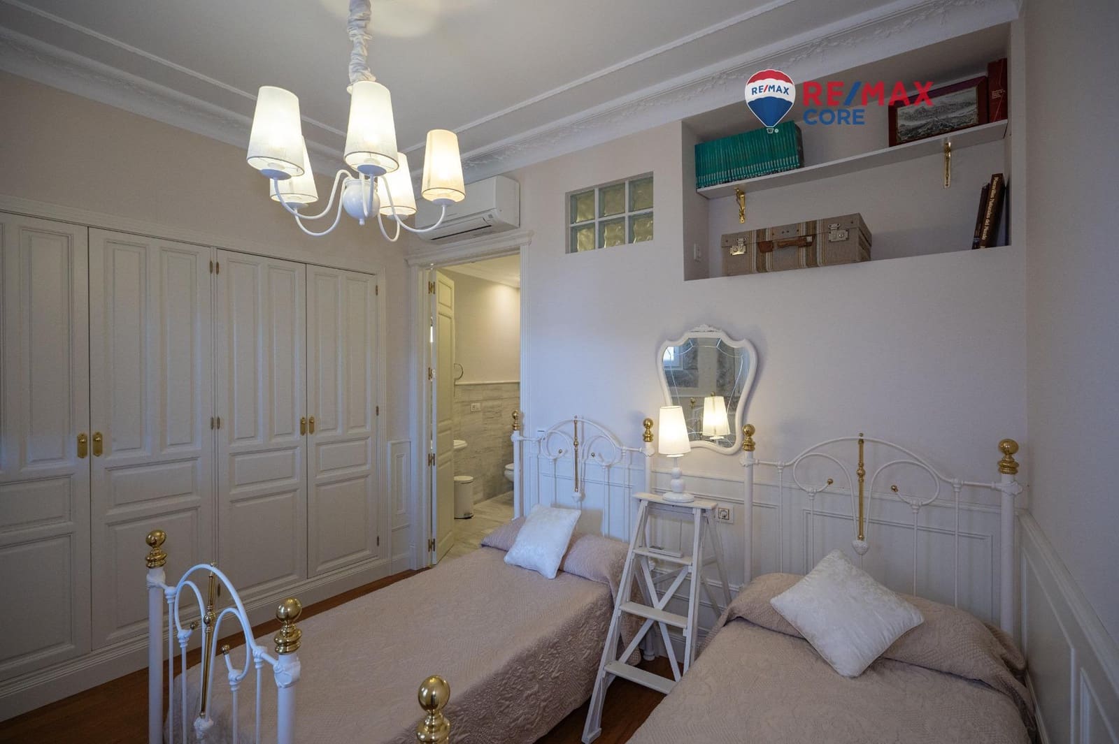 6 soverom Villa til salgs i Feria med svømmebasseng garasje - € 453 200 (Ref: 9450884)