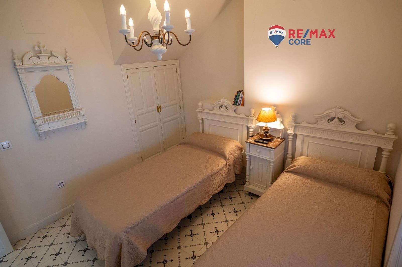 6 soverom Villa til salgs i Feria med svømmebasseng garasje - € 453 200 (Ref: 9450884)