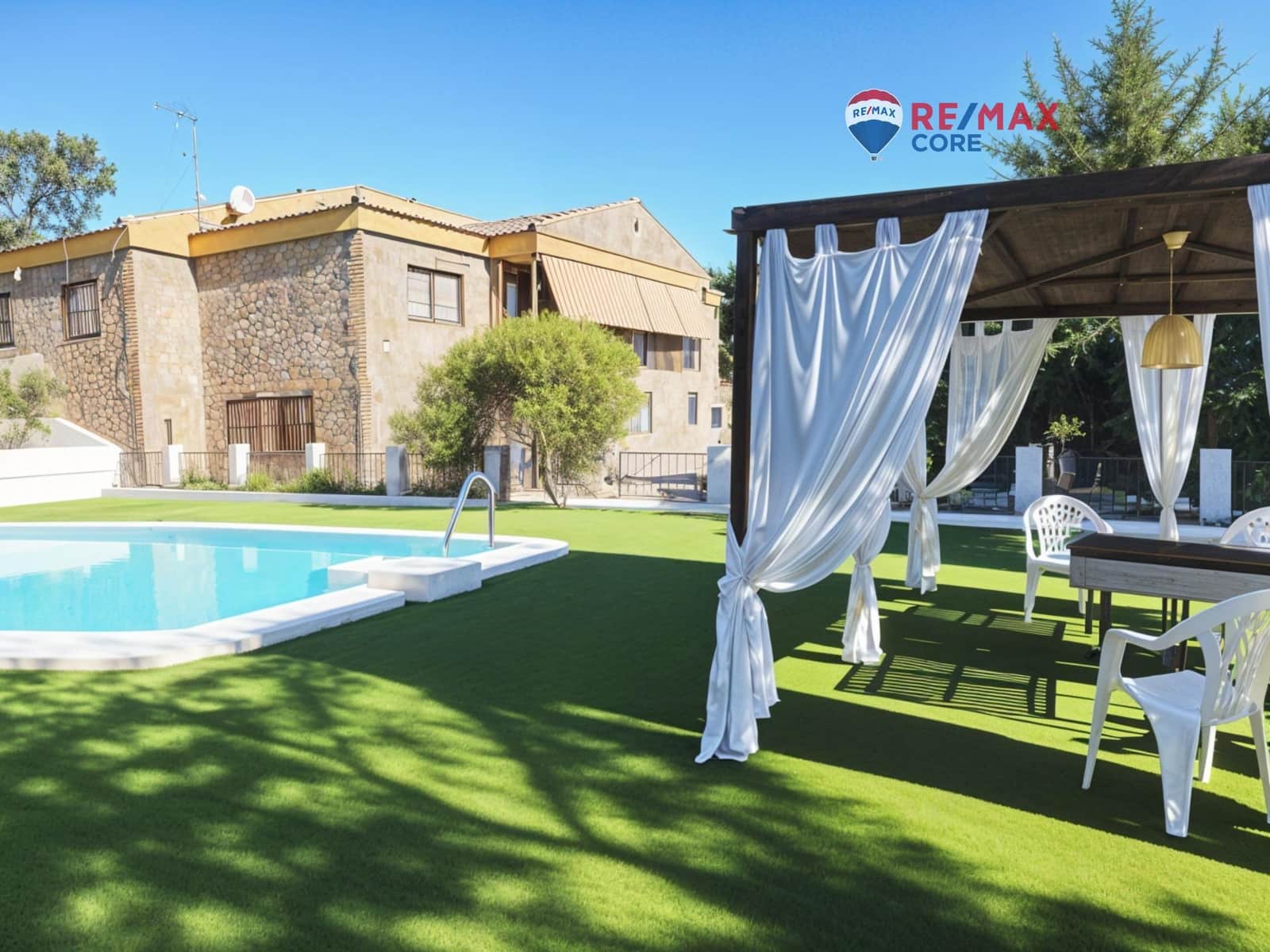 Chalet de 6 habitaciones en Sierra de Fuentes en venta con piscina garaje - 370.000 € (Ref: 9520846)