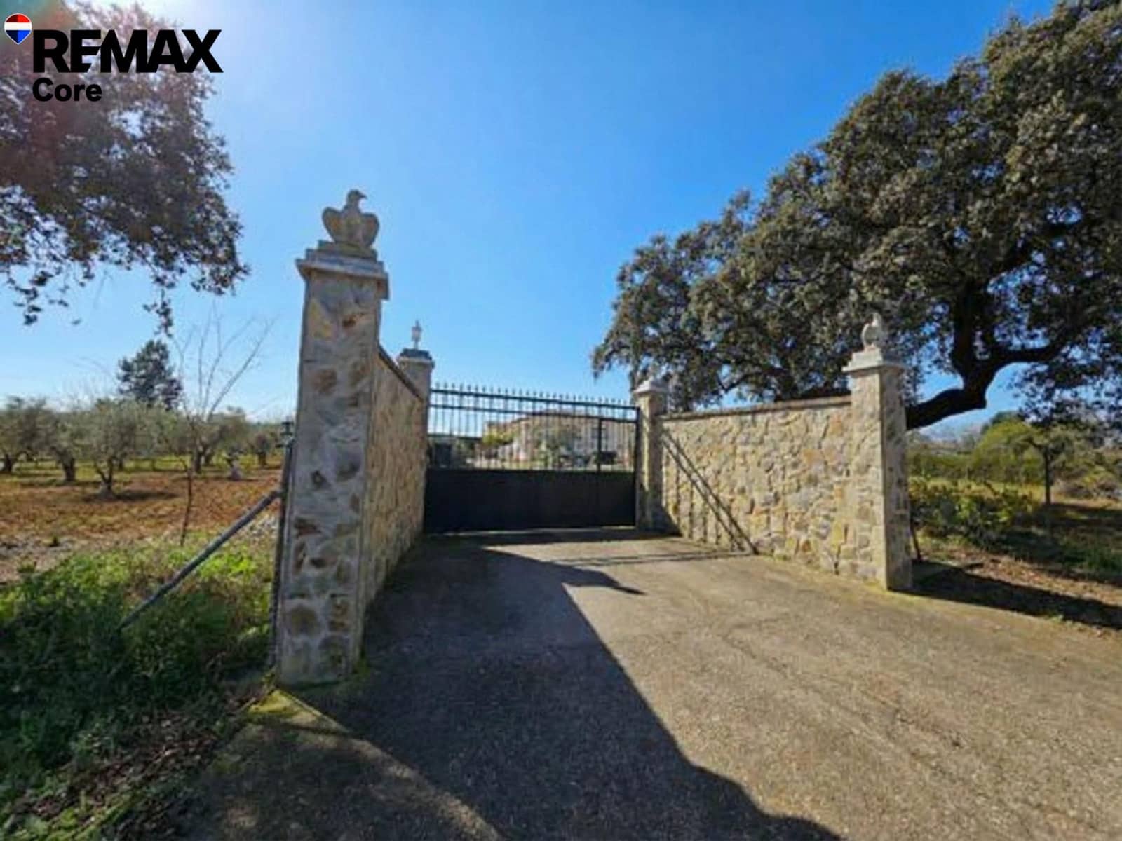 5 bedroom Villa for sale in Badajoz city with garage - € 315,000 (Ref: 9565249)