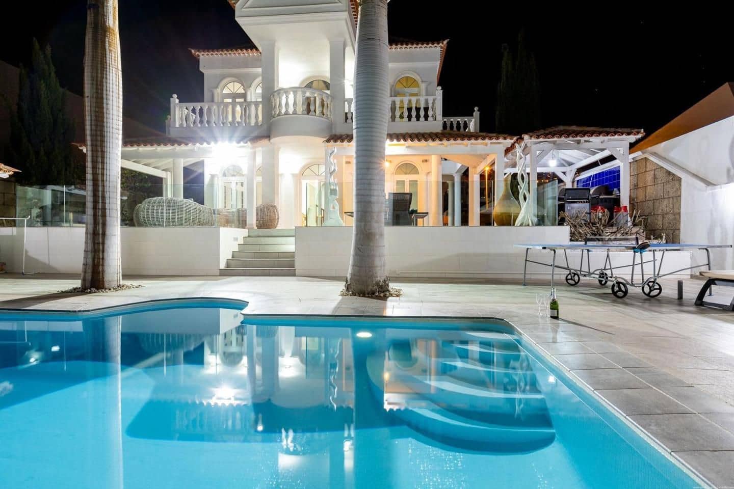 4 soveværelse Villa til salg i Adeje med swimmingpool - € 2.125.000 (Ref: 9190536)