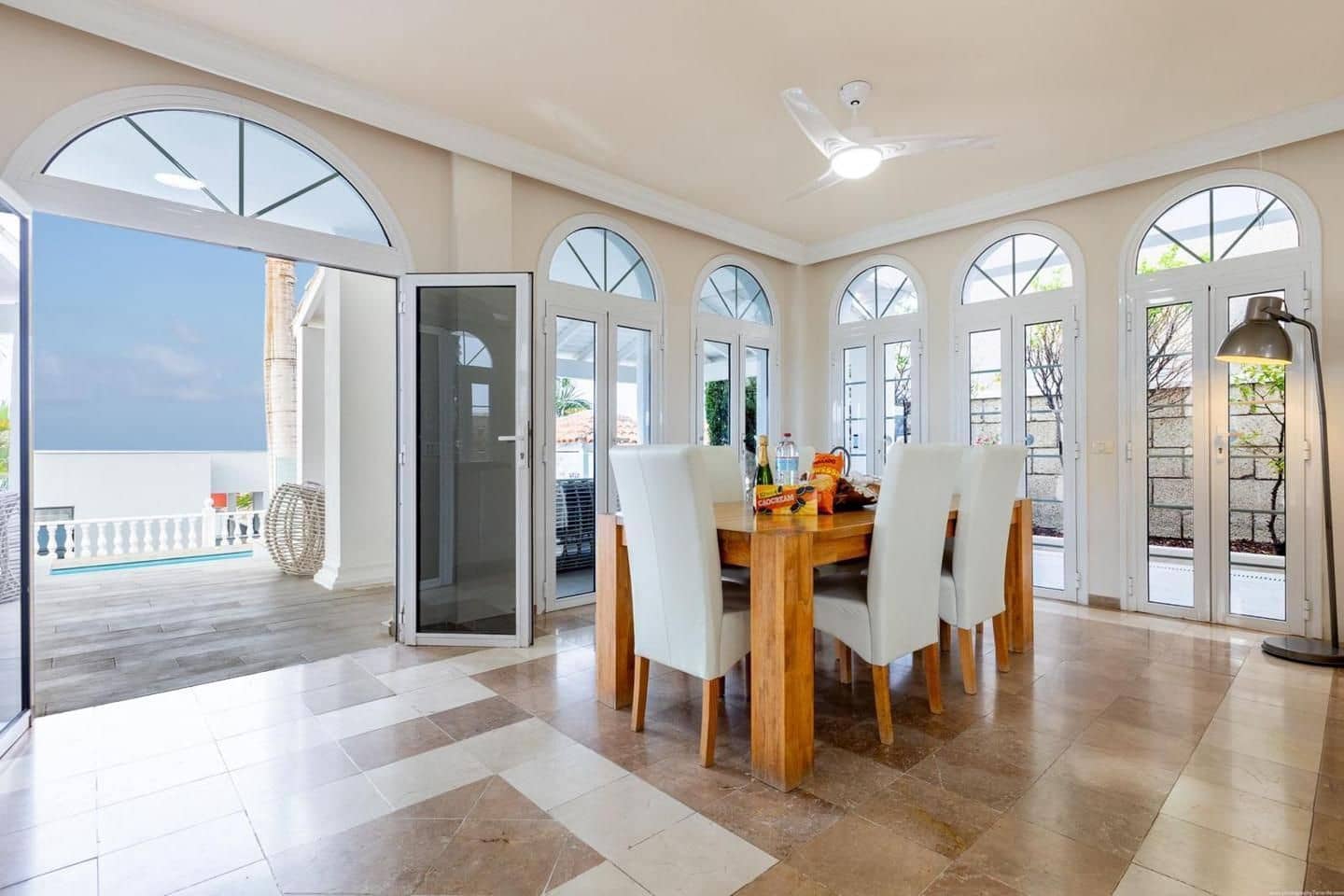 4 soveværelse Villa til salg i Adeje med swimmingpool - € 2.125.000 (Ref: 9190536)