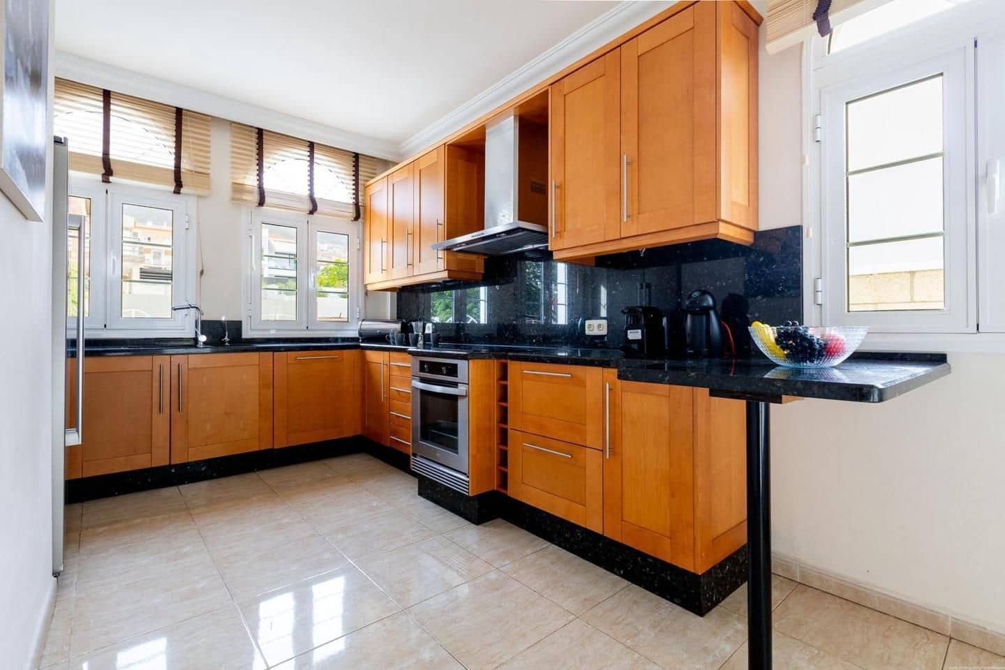 4 soveværelse Villa til salg i Adeje med swimmingpool - € 2.125.000 (Ref: 9190536)