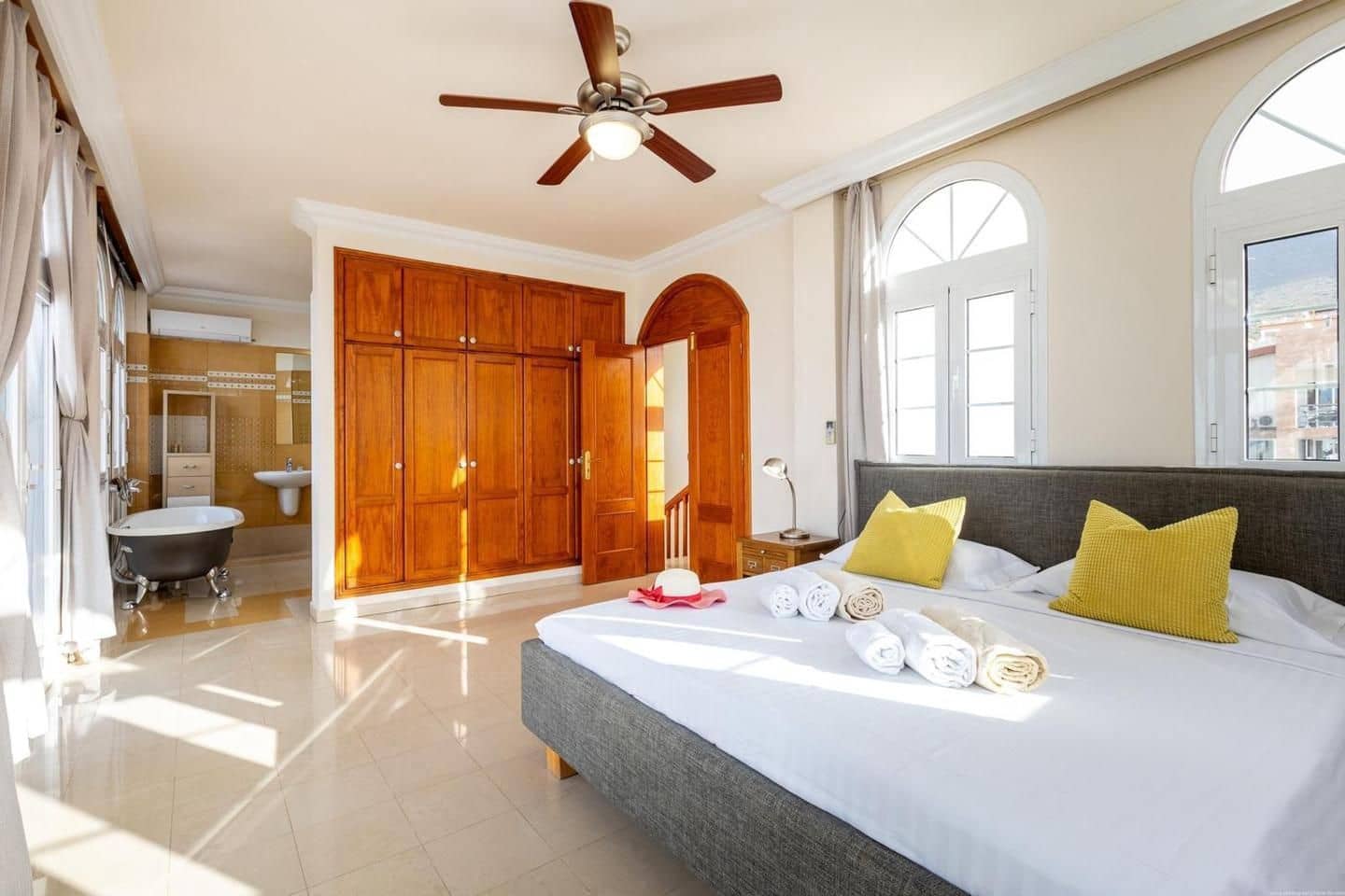 4 soveværelse Villa til salg i Adeje med swimmingpool - € 2.125.000 (Ref: 9190536)