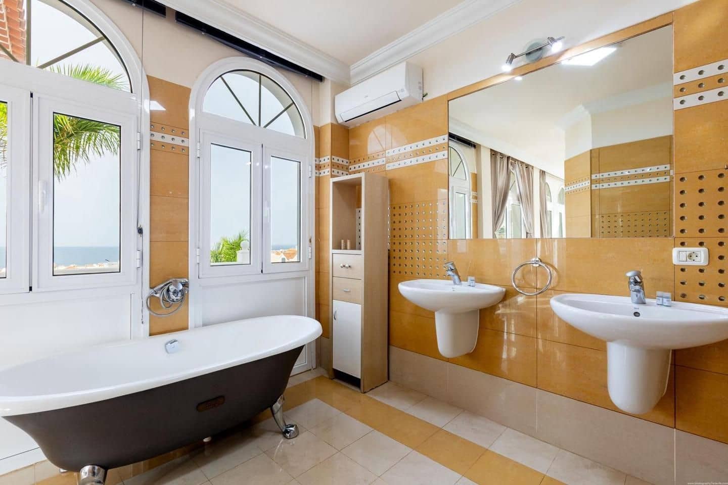 4 soveværelse Villa til salg i Adeje med swimmingpool - € 2.125.000 (Ref: 9190536)