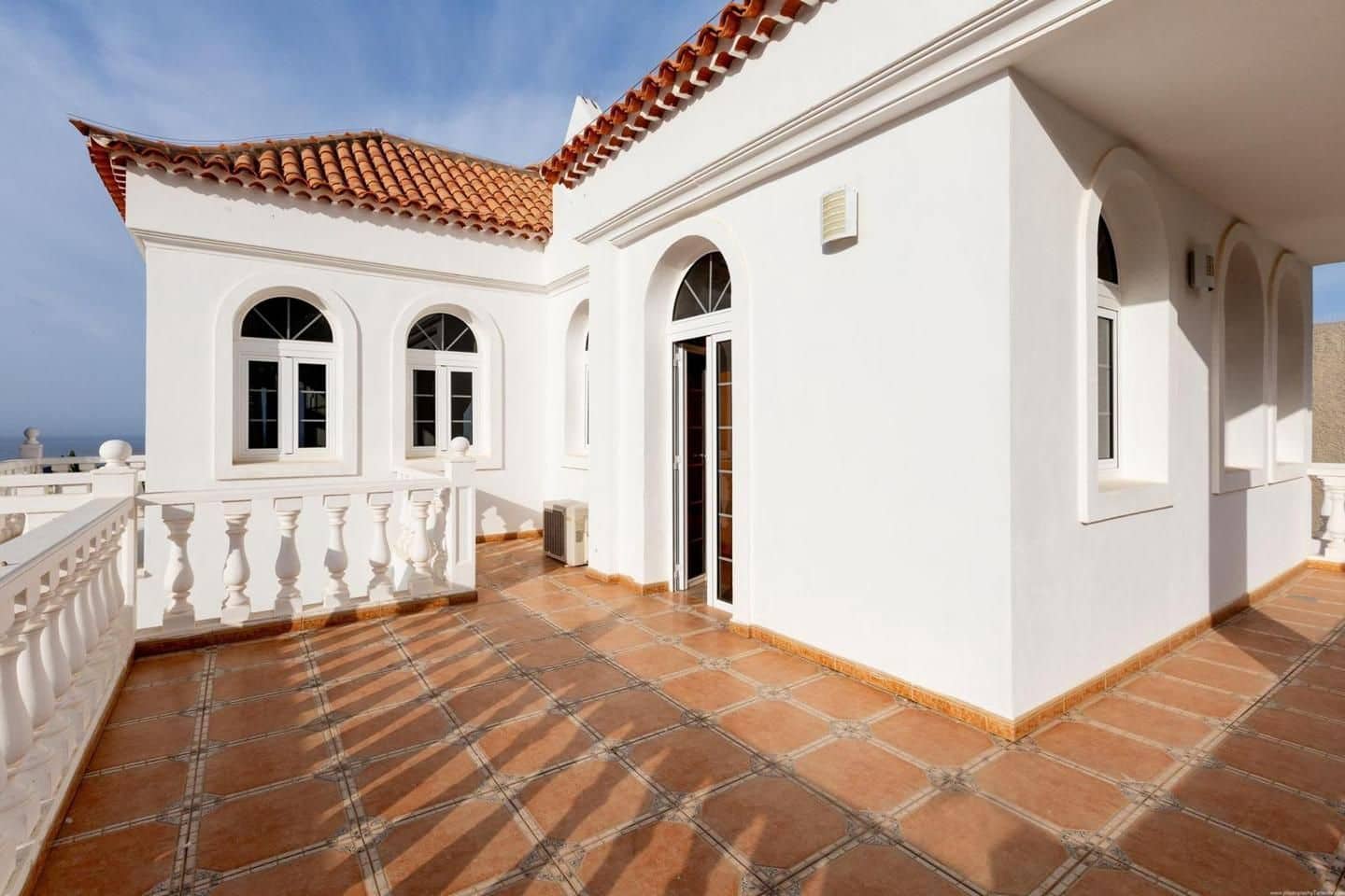 4 soveværelse Villa til salg i Adeje med swimmingpool - € 2.125.000 (Ref: 9190536)