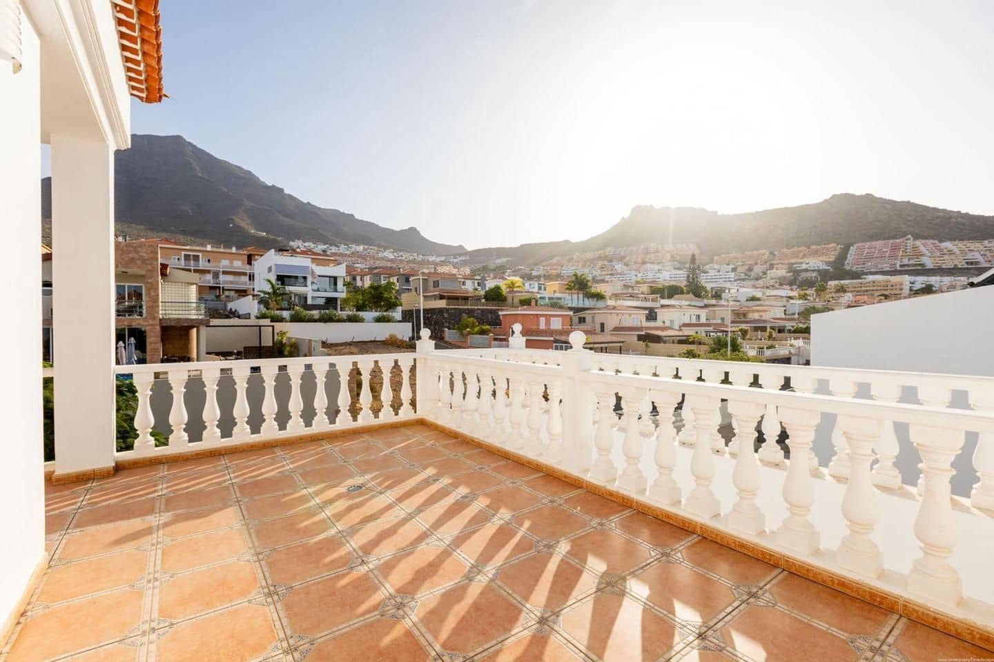 4 soveværelse Villa til salg i Adeje med swimmingpool - € 2.125.000 (Ref: 9190536)