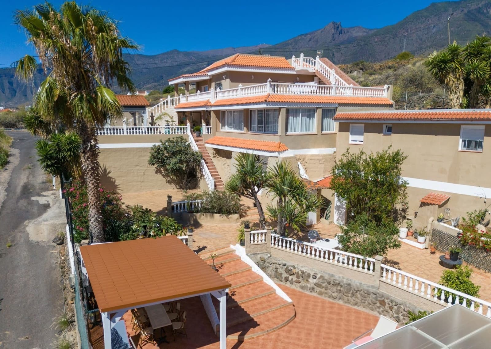4 bedroom Villa for sale in Candelaria with pool garage - € 840,000 (Ref: 9190538)