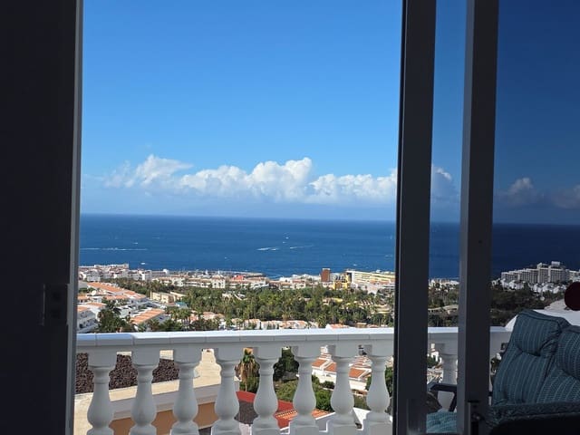 Casa de 2 habitaciones en San Eugenio Alto, Adeje en venta con piscina - 430.000 € (Ref: 9190540)