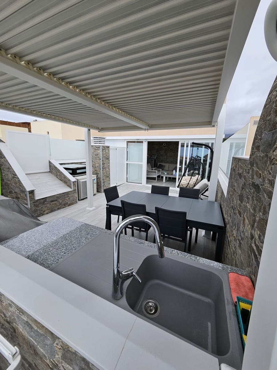 3 bedroom Penthouse for sale in Arona with garage - € 432,000 (Ref: 9378770)