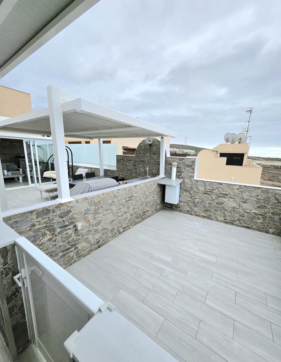 3 bedroom Penthouse for sale in Arona with garage - € 432,000 (Ref: 9378770)