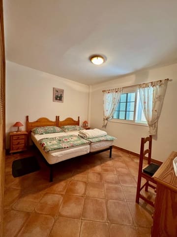 2 makuuhuone Paritalo vuokrattavana paikassa La Caleta Adeje, Adeje mukana 
autotalli - 1 700 € (Ref: 9403147)