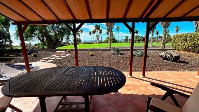 2 makuuhuone Paritalo vuokrattavana paikassa La Caleta Adeje, Adeje mukana 
autotalli - 1 700 € (Ref: 9403147)