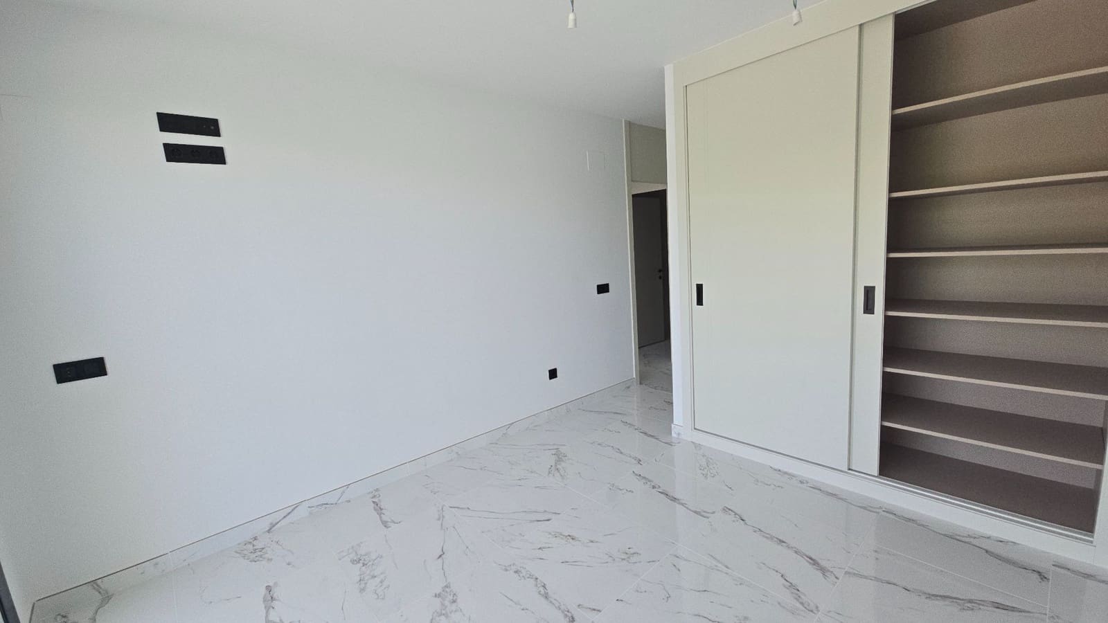 2 bedroom Flat for sale in Adeje with pool garage - € 670,000 (Ref: 9494462)