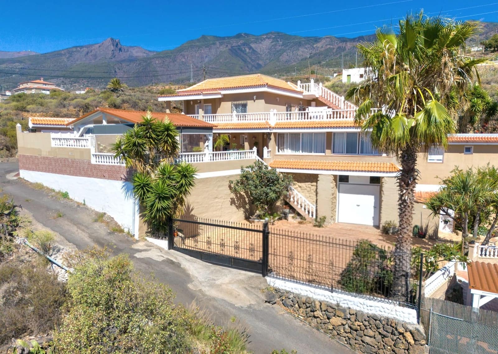 4 bedroom Villa for sale in Candelaria with pool garage - € 840,000 (Ref: 9508452)