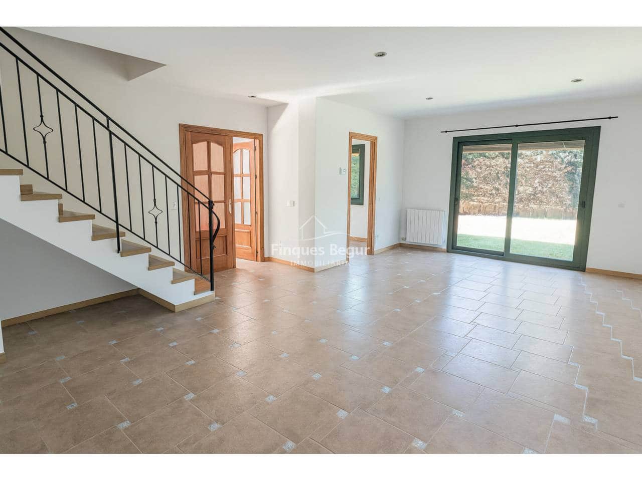 5 soveværelse Semi-Rækkehus til salg i Mont-ras med garage - € 540.000 (Ref: 9393256)