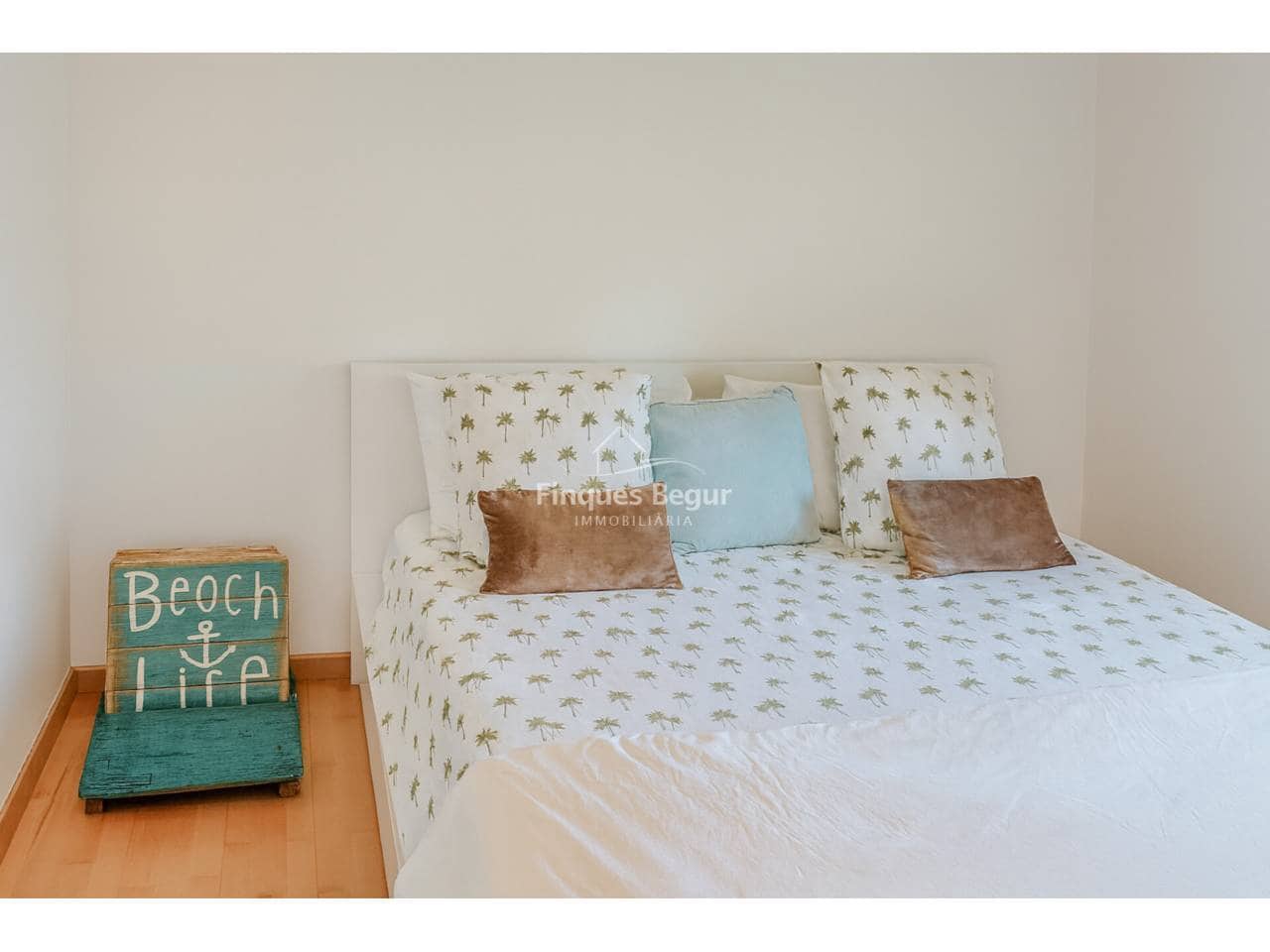 5 soveværelse Semi-Rækkehus til salg i Mont-ras med garage - € 540.000 (Ref: 9393256)