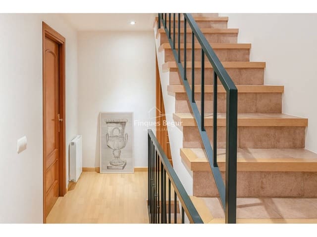 5 bedroom Semi-detached Villa for sale in Mont-ras with garage - € 540,000 (Ref: 9393256)