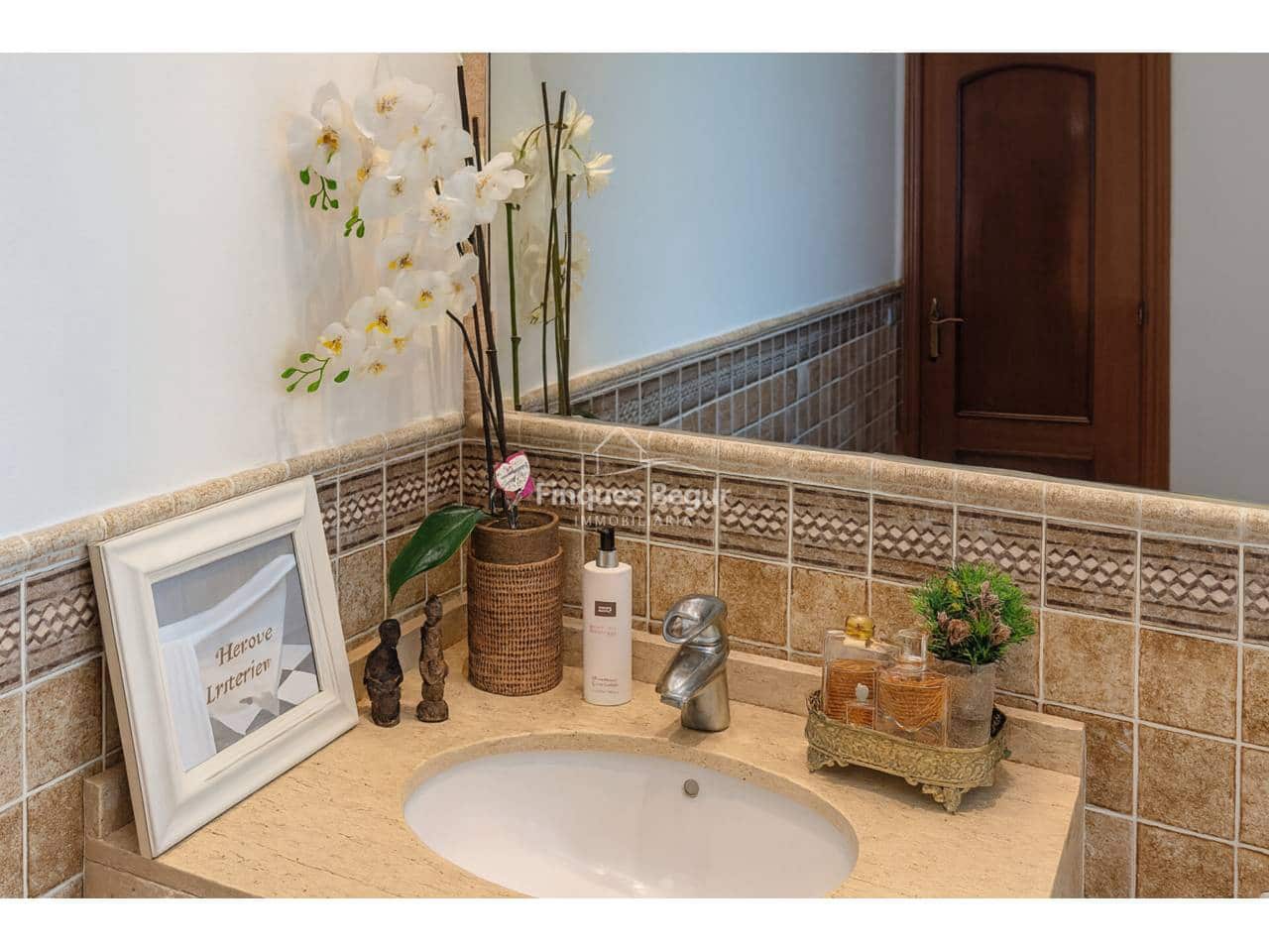 5 soveværelse Semi-Rækkehus til salg i Mont-ras med garage - € 540.000 (Ref: 9393256)