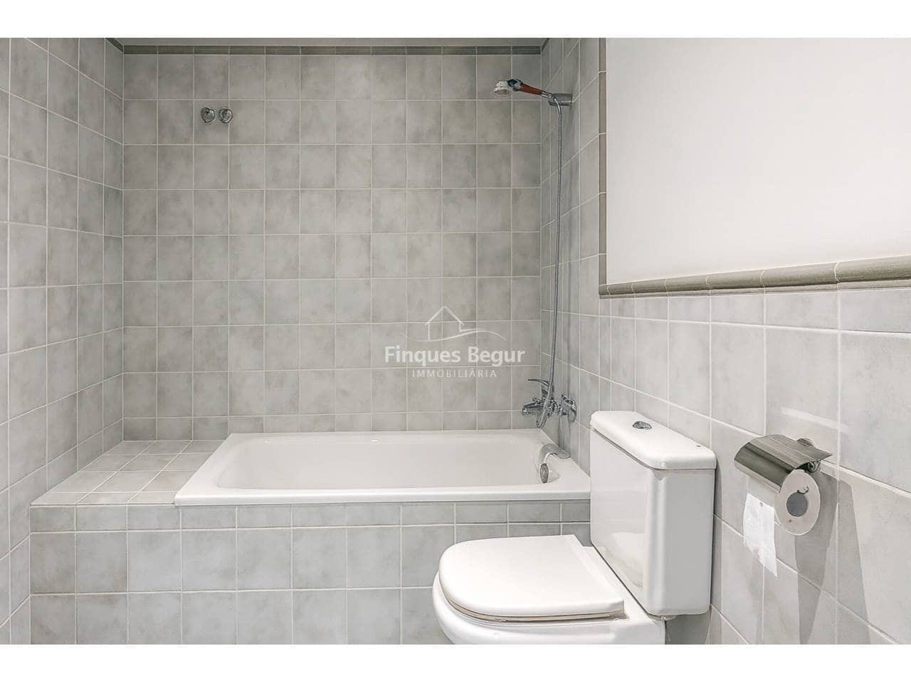 5 soveværelse Semi-Rækkehus til salg i Mont-ras med garage - € 540.000 (Ref: 9393256)