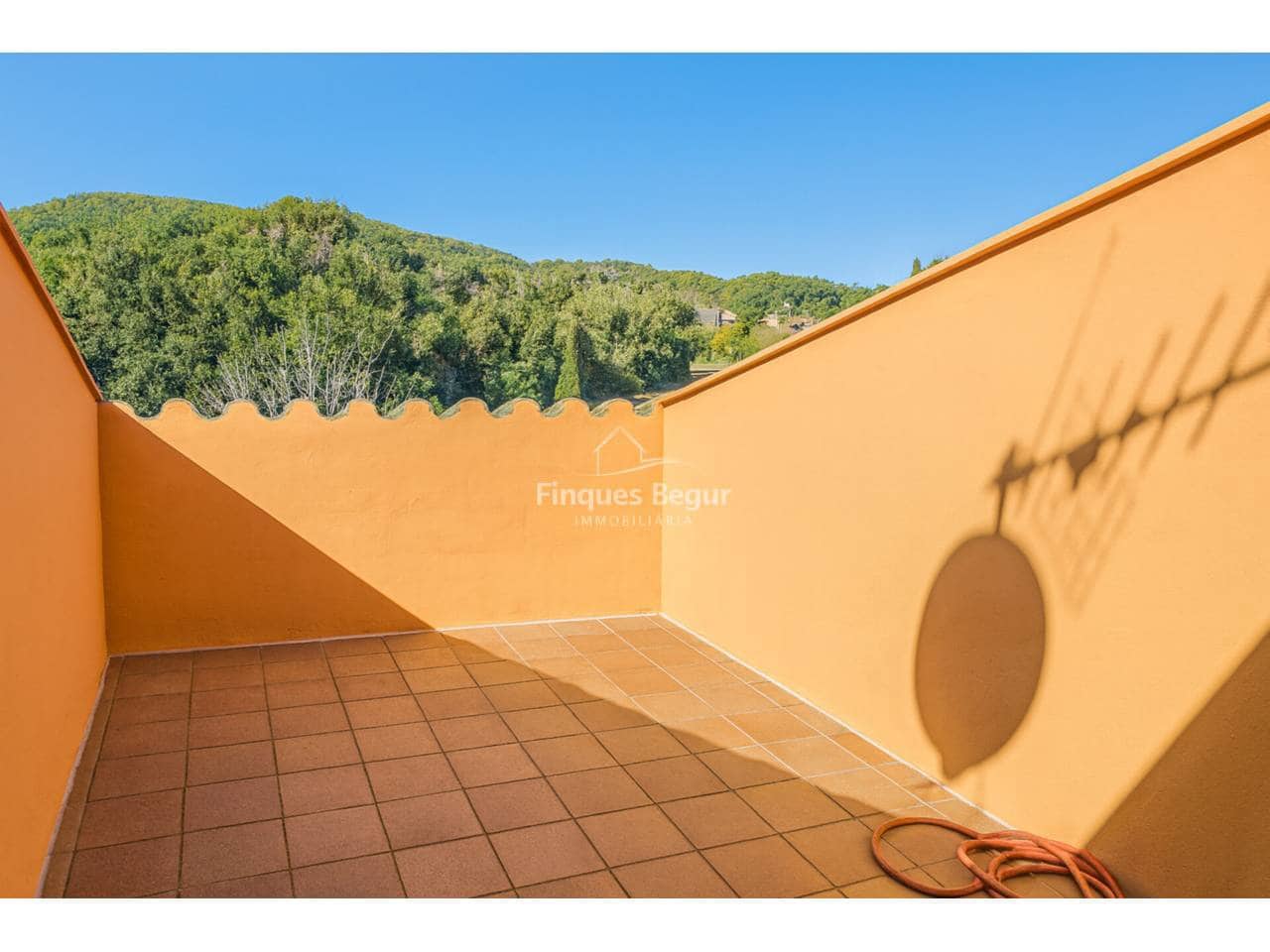 5 soveværelse Semi-Rækkehus til salg i Mont-ras med garage - € 540.000 (Ref: 9393256)