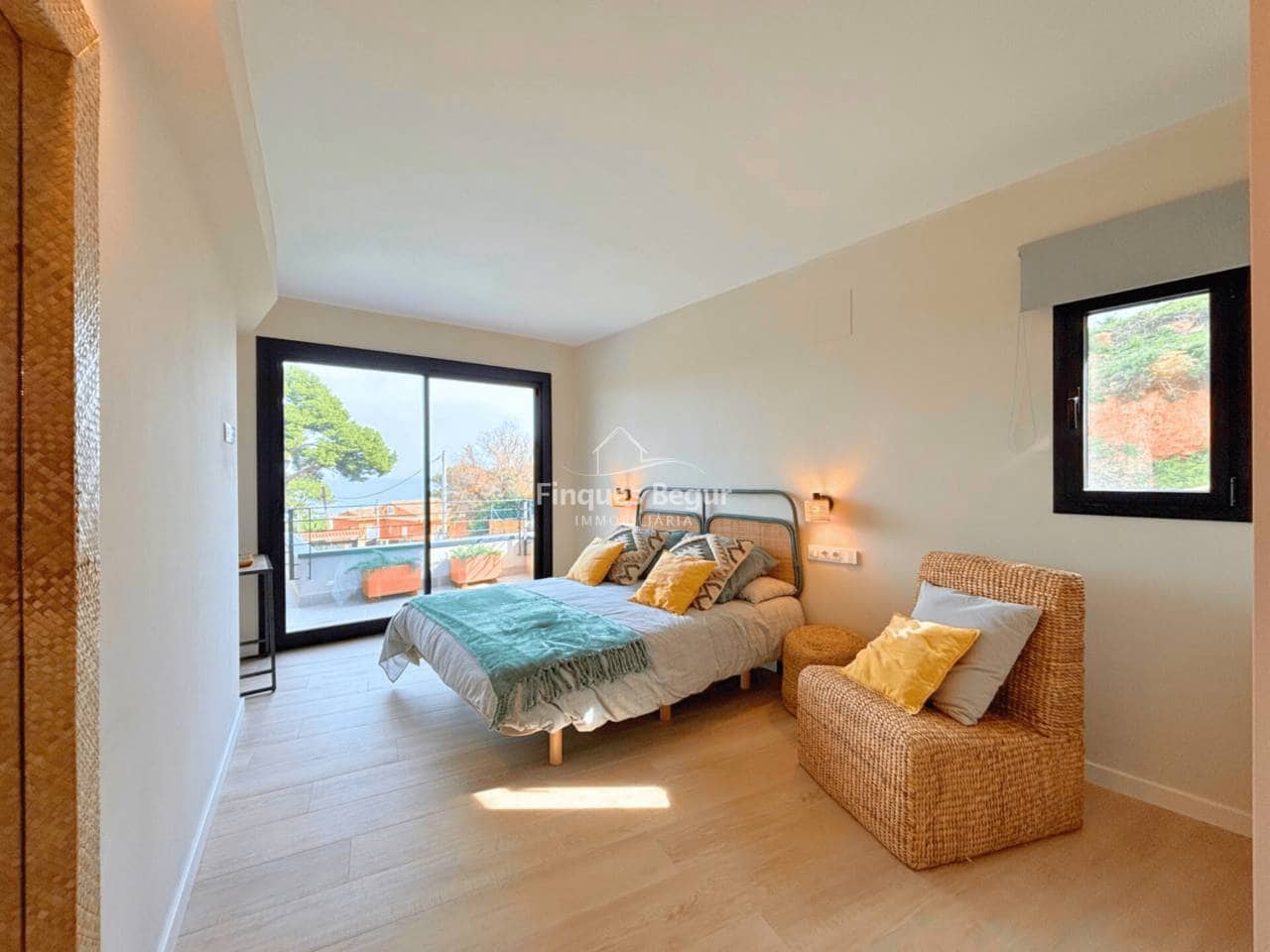 2 bedroom Flat for sale in Begur with pool garage - € 630,000 (Ref: 9448714)