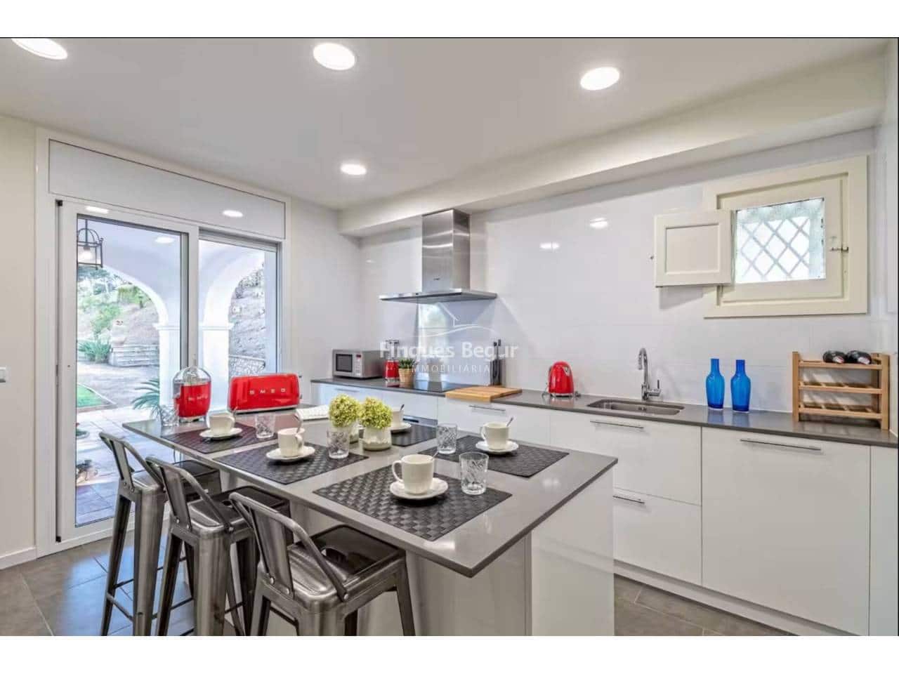 8 bedroom Villa for sale in Tamariu with pool garage - € 9,500,000 (Ref: 9694603)