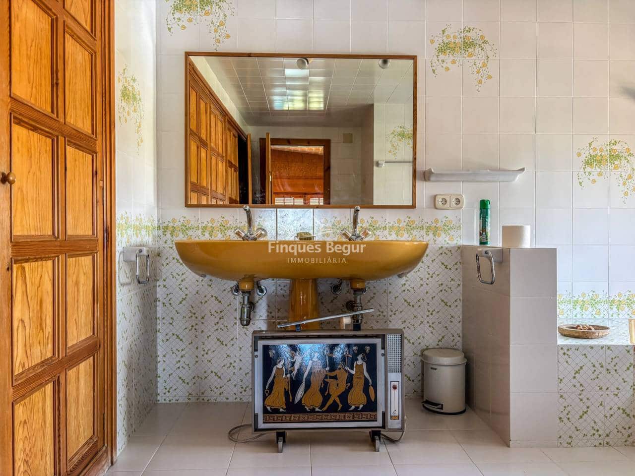 6 bedroom Villa for sale in Mont-ras with garage - € 500,000 (Ref: 9719374)