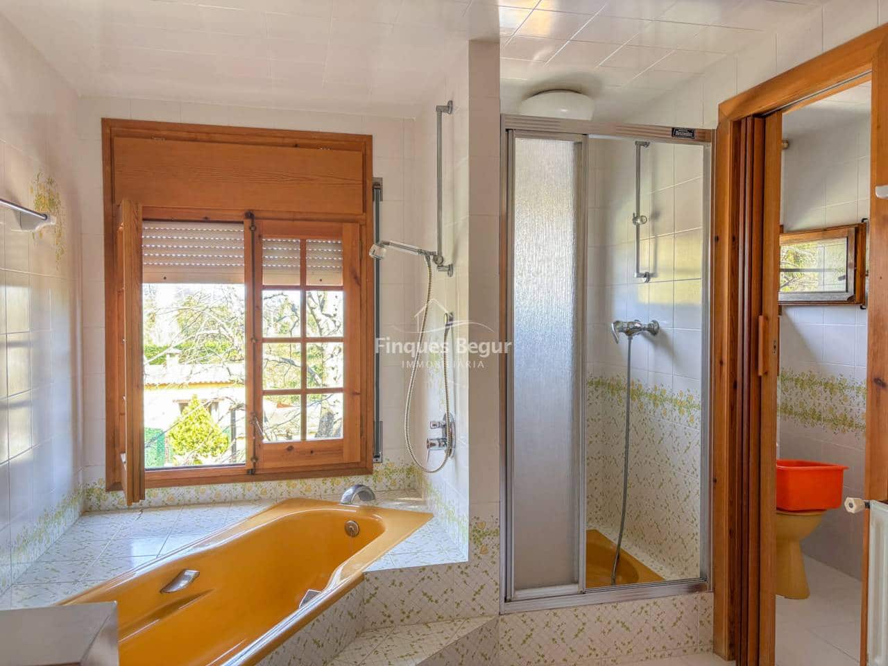 6 bedroom Villa for sale in Mont-ras with garage - € 500,000 (Ref: 9719374)