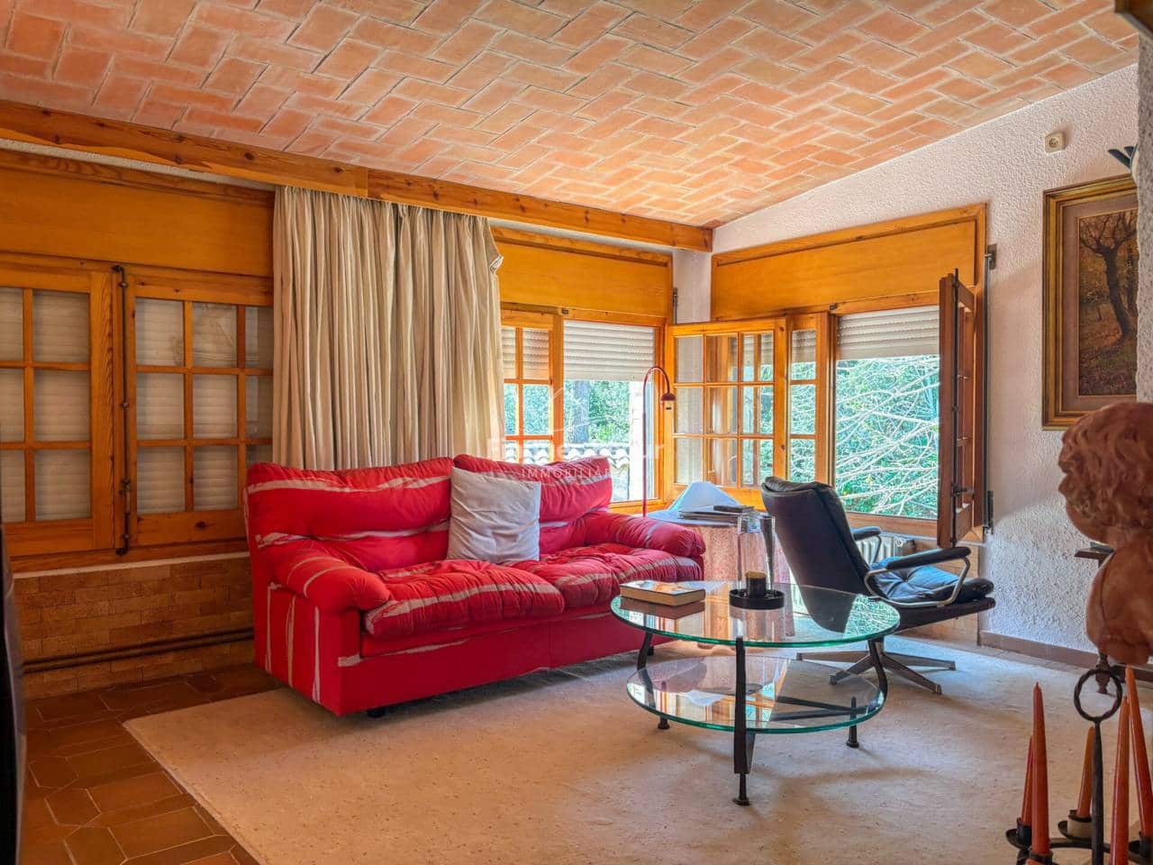 6 bedroom Villa for sale in Mont-ras with garage - € 500,000 (Ref: 9719374)