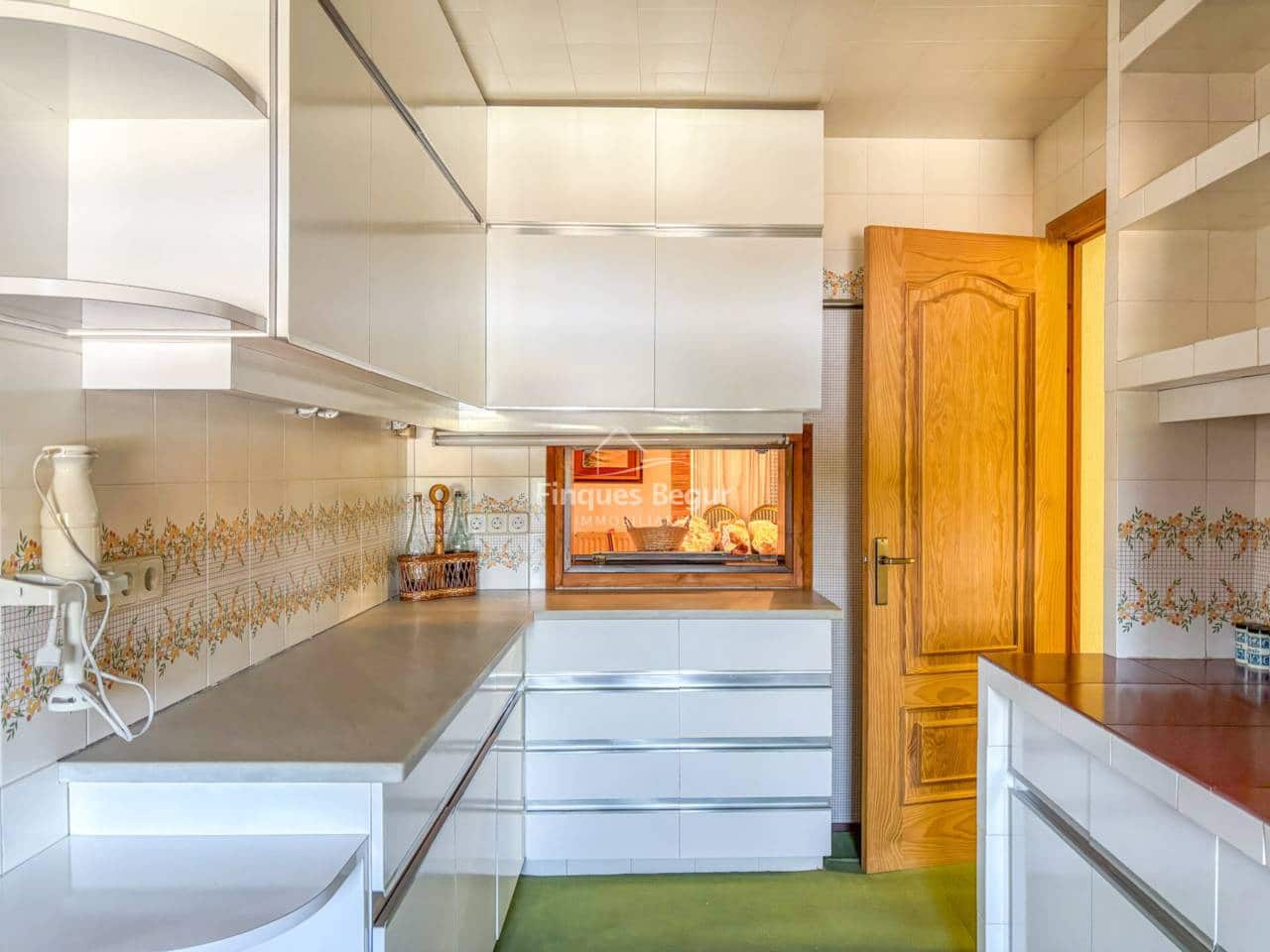 6 bedroom Villa for sale in Mont-ras with garage - € 500,000 (Ref: 9719374)