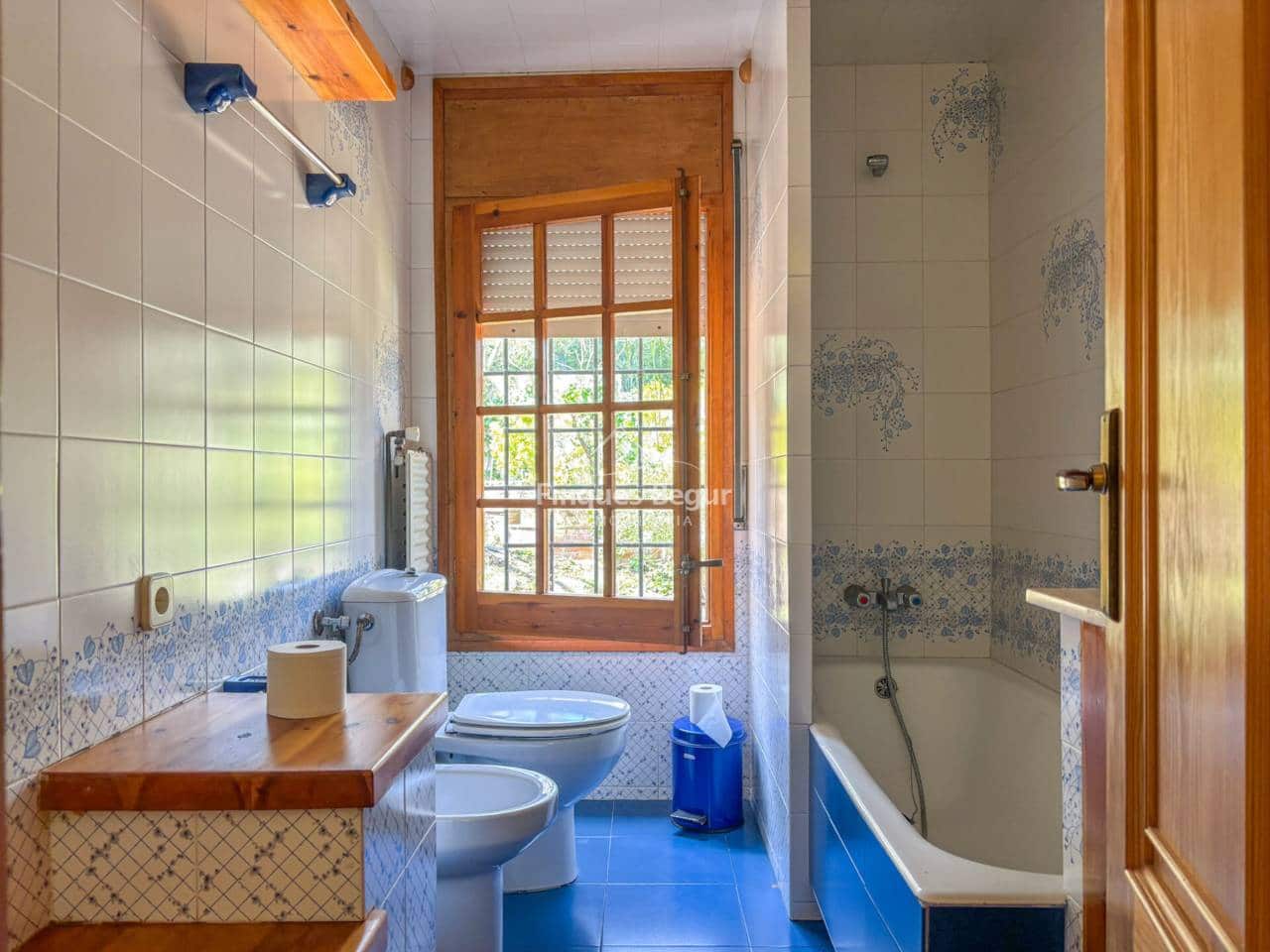 6 bedroom Villa for sale in Mont-ras with garage - € 500,000 (Ref: 9719374)